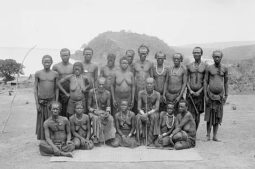 GEOAFRO 18. COMUNIDADE AFRICANA BANTU DE URUÁ NA REGIÃO DO BAIXO CONGO COM O CHEF KALAMATA SENTADO. FIM DO SÉCULO XIX – FOTOGRAFIA ANÔNIMA. COLEÇÃO MRAC.