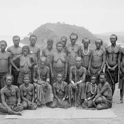 GEOAFRO 18. COMUNIDADE AFRICANA BANTU DE URUÁ NA REGIÃO DO BAIXO CONGO COM O CHEF KALAMATA SENTADO. FIM DO SÉCULO XIX – FOTOGRAFIA ANÔNIMA. COLEÇÃO MRAC.